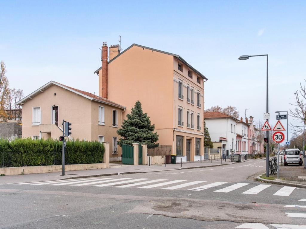 Stop Chez M District # Qualite # Confort # Simplicite Villeurbanne Exterior foto